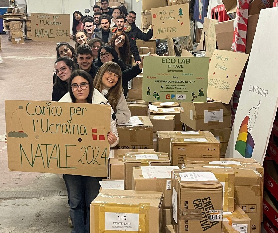 Dall'Ecolab dei Giovani per la Pace di Roma i doni di Natale per i bambini dell'Ucraina ancora in guerra